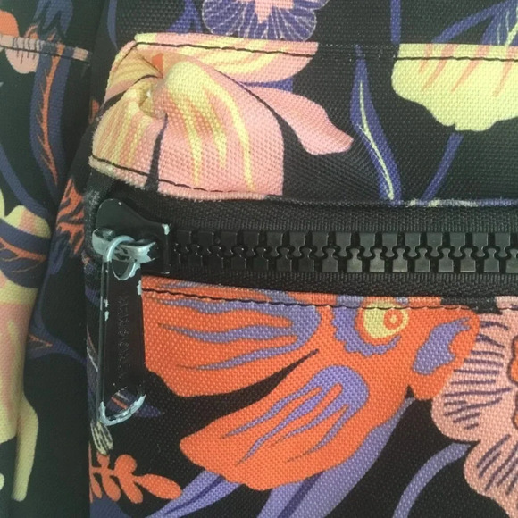 Herschel flowered  backpack - Picture 3 of 15